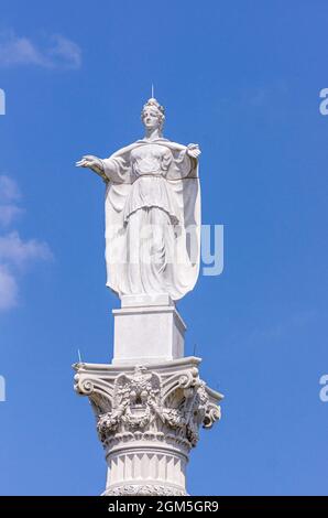 USA, Virginia, Yorktown - 30 marzo 2013: Ritratto, Yorktown Victory Monument, primo piano di colonna in pietra bianca con scultura di Lady Libert Foto Stock