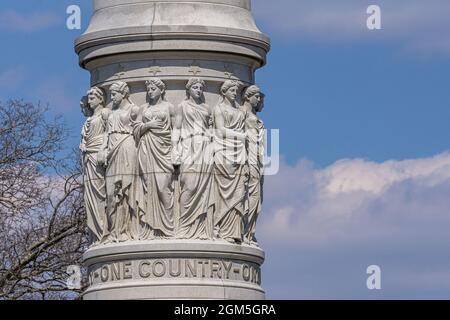 USA, Virginia, Yorktown - 30 marzo 2013: Yorktown Victory Monument, sezione podium con statua bianca di 13 femmine che rappresentano i 13 stati fi Foto Stock