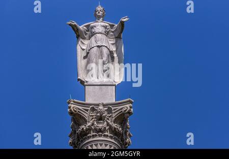 USA, Virginia, Yorktown - 30 marzo 2013: Yorktown Victory Monument, primo piano di colonna in pietra bianca con scultura di Liberty lady contro Foto Stock
