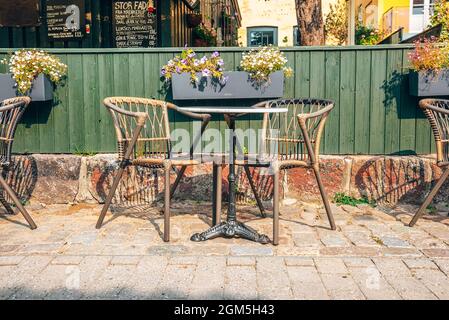 Tavolo e sedie della caffetteria della strada del mattino. All'aperto, piccolo ristorante. Foto Stock