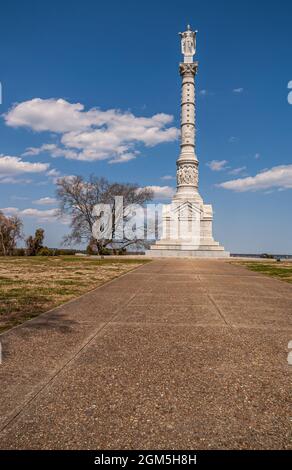 USA, Virginia, Yorktown - 30 marzo 2013: Yorktown Victory Monument, ritratto di monumento in pietra bianca contro il paesaggio blu. Percorso marrone che conduce fino a t Foto Stock