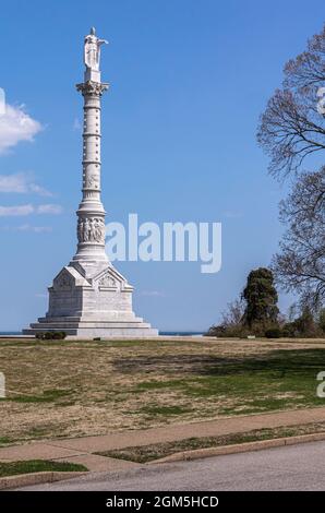 USA, Virginia, Yorktown - 30 marzo 2013: Yorktown Victory Monument , monumento completo in pietra bianca con statue contro il cielo blu, si erge sul green-bro Foto Stock