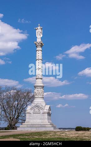 USA, Virginia, Yorktown - 30 marzo 2013: Vista frontale, Yorktown Victory Monument, monumento completo in pietra bianca con statue contro il cielo blu, stan Foto Stock