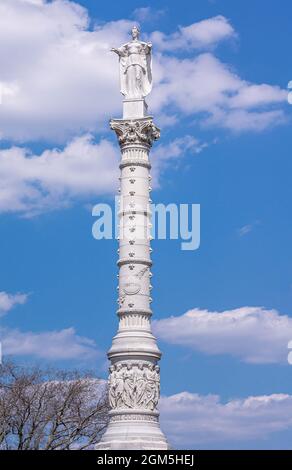 USA, Virginia, Yorktown - 30 marzo 2013: Sopra la base del piedistallo, Yorktown Victory Monument , monumento in pietra bianca con statue contro il paesaggio azzurro. Foto Stock