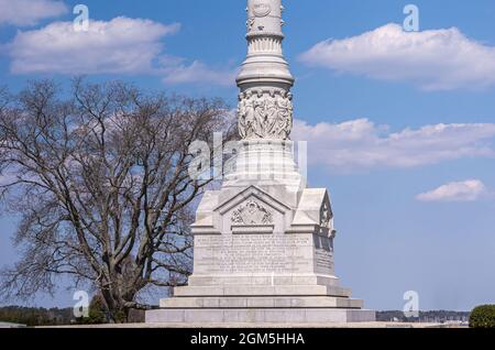 USA, Virginia, Yorktown - 30 marzo 2013: Base a piedistallo e podio, Yorktown Victory Monument, monumento in pietra bianca con statue contro le nuvole blu Foto Stock