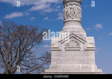 USA, Virginia, Yorktown - 30 marzo 2013: Yorktown Victory Monument, podio e piedistallo racconta la storia dell'assedio, della battaglia e della resa, scalzata in grigio Foto Stock