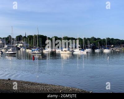 Le barche galleggiano sul mare nella baia di Mamaroneck a New York Foto Stock