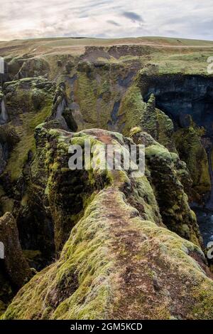 Fjaorargljufur, canyon verde e muscoloso dell'Islanda con viste mozzafiato. Foto Stock