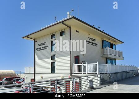 HERMOSA BEACH , CALIFORNIA - 15 SETTEMBRE 2021: L'edificio delle operazioni di guardia di Hermosa Beach ai piedi del molo. Foto Stock