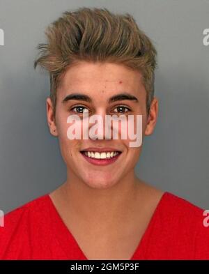 2014, 23 gennaio , MIAMI BEACH , FLORIDA , USA : il celebre cantante pop star nato in canada JUSTIN BIEBER ( nato il 1 marzo 1994 ) è stato arrestato dal Dipartimento di polizia nel mugshot ufficiale della polizia a Miami Beach, Florida. Bieber è stato arrestato per aver guidato sotto l'influenza, resistendo all'arresto e alla guida senza una patente di guida valida. Fotografo sconosciuto dal Dipartimento di polizia di Miami Beach . - Mug sghot - MUG-SHOT - STORIA - FOTO STORICHE - MUSICA - MUSICA - cantante - COMPOSITORE - ROCK STAR - ARRESTO - Arrestation - ARRESTATO DALLA POLIZIA - FOTO SEGNALETICA - mugshot - mug shot - REB Foto Stock