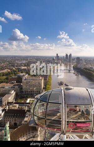 London Eye capsule verso St Thomas Hospital, Lambeth e Vauxhall Bridges Foto Stock