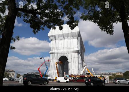 Parigi, Francia. 16 settembre 2021. Foto scattata il 16 settembre 2021 mostra l'Arco di Trionfo avvolto a Parigi, Francia. L'intero Arco di Trionfo in cima agli Champs-Elysees di Parigi è di rimanere avvolto in tessuto per due settimane, un'installazione d'arte concepita dal compianto artista Christo e inaugurata giovedì dal presidente francese Emmanuel Macron. Il monumento alto 50 metri, lungo 45 metri e largo 22 metri costruito da Napoleone, è ora avvolto testa a punta in 25,000 metri quadrati di tessuto argento-blu riciclabile e 3,000 metri di corda rossa. Foto Stock