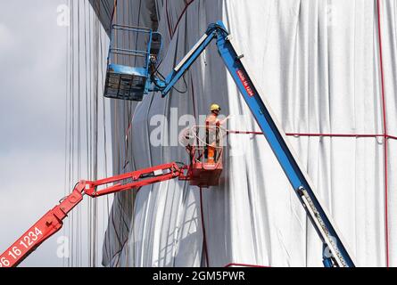 (210916) -- PARIGI, 16 settembre 2021 (Xinhua) -- Un lavoratore mette i ritocchi finali sull'Arco di Trionfo avvolto prima di un'inaugurazione a Parigi, Francia, il 16 settembre 2021. L'intero Arco di Trionfo in cima agli Champs-Elysees di Parigi è di rimanere avvolto in tessuto per due settimane, un'installazione d'arte concepita dal compianto artista Christo e inaugurata giovedì dal presidente francese Emmanuel Macron. Foto Stock