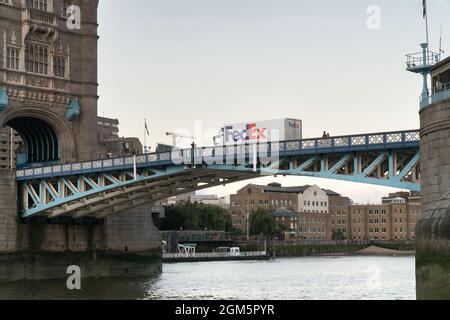 Un camion di consegna FedEx che attraversa Tower Bridge, Londra, Inghilterra Foto Stock