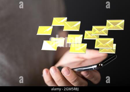 Rendering 3D dell'icona e-mail in mano al maschio con un concetto di chat e messaggistica online su un telefono cellulare Foto Stock