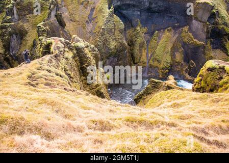 Fjaorargljufur, canyon verde e muscoloso islandese con vista mozzafiato. Foto Stock