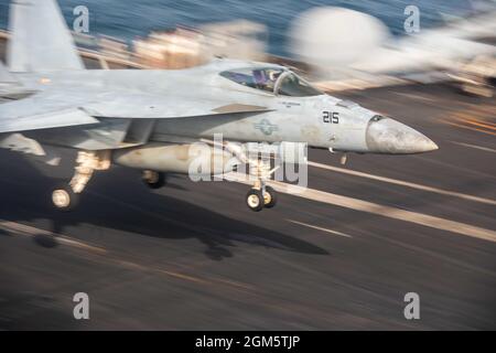 Mar Arabico, Stati Uniti. 29 Agosto 2021. Un jet da caccia Super Hornet della Marina degli Stati Uniti F/A-18F, attaccato ai Royal Macces dello Strike Fighter Squadron 27, sul ponte di volo della portaerei di classe Nimitz USS Ronald Reagan durante le operazioni come ammiraglia della 5 ° flotta 29 agosto 2021 nel Mare Arabico. Credit: MCS Matthew Mitchell/Planetpix/Alamy Live News Foto Stock