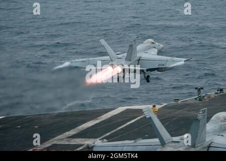 Mar Arabico, Stati Uniti. 26 Agosto 2021. Un jet da caccia Super Hornet della Marina degli Stati Uniti F/A-18F, attaccato ai Royal Maces dello Strike Fighter Squadron 27, lancia dal ponte di volo della portaerei di classe Nimitz USS Ronald Reagan durante le operazioni come ammiraglia della 5a flotta il 26 agosto 2021 nel Mare Arabico. Credit: MC3 Gibson/Planetpix/Alamy Live News Foto Stock