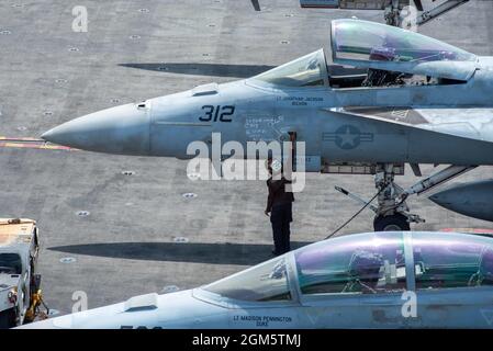 Mar Arabico, Stati Uniti. 16 Settembre 2021. Un marinaio della Marina degli Stati Uniti chiude l'abitacolo di un jet da caccia F/A-18E Super Hornet, attaccato alle aquile di Strike Fighter Squadron 116, prima di operare sul vettore aereo di classe Nimitz USS Ronald Reagan durante un pattugliamento di routine come ammiraglia della 5a flotta settembre 16, 2021 nel Mare Arabico. Credit: MCS Natasha Chevalier Losada/Planetpix/Alamy Live News Foto Stock