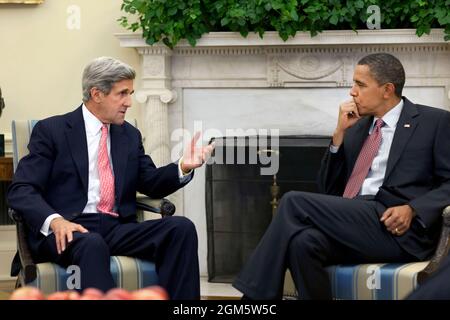 Il presidente Barack Obama si riunisce nell'Ufficio ovale con il senatore John Kerry, D-Mass., recentemente rientrato dall'Afghanistan, 21 ottobre 2009. Foto ufficiale della Casa Bianca di Pete Souza. Questa fotografia ufficiale della Casa Bianca è resa disponibile solo per la pubblicazione da parte delle organizzazioni di stampa e/o per uso personale per la stampa da parte del soggetto(i) della fotografia. La fotografia non può essere manipolata in alcun modo e non può essere utilizzata in materiali commerciali o politici, pubblicità, e-mail, prodotti, promozioni che in alcun modo suggerisca l'approvazione o l'approvazione del presidente, della prima famiglia o del Foto Stock