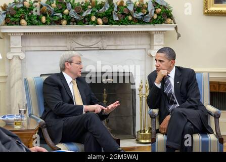 Il presidente Barack Obama incontra il primo ministro australiano Kevin Rudd all'ufficio ovale, 30 novembre 2009, per discutere una serie di questioni, tra cui l'Afghanistan e il cambiamento climatico. (Foto ufficiale della Casa Bianca di Pete Souza) Foto Stock