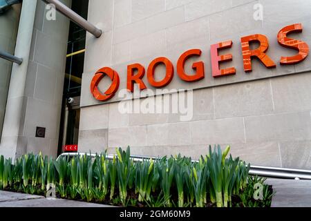 Primo piano dell'insegna Rogers sul loro edificio centrale a Toronto. Foto Stock