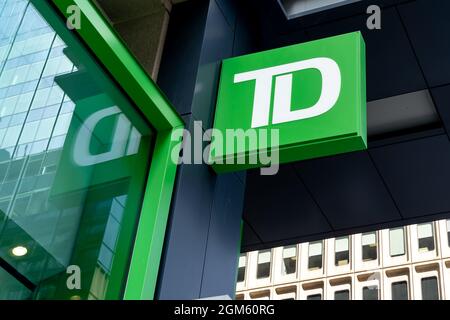 Primo piano dell'insegna della banca TD sull'edificio. Foto Stock