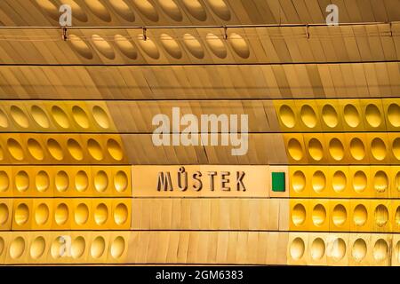 Il colore dorato del muro alla stazione della metropolitana Mustek che si trova a nove Mesto che serve come punto di interscambio tra le linee A e B a Praga, C. Foto Stock