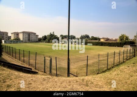 Campo di calcio vuoto di un villaggio italiano Foto Stock