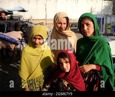 Kabul, Afghanistan. 15 settembre 2021. Le ragazze afghane posano per le foto a Kabul, capitale dell'Afghanistan, 15 settembre 2021. Credit: Saifurahman Safi/Xinhua/Alamy Live News Foto Stock