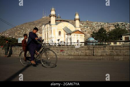 Kabul, Afghanistan. 15 settembre 2021. I ragazzi afghani cavalcano una bicicletta a Kabul, capitale dell'Afghanistan, 15 settembre 2021. Credit: Saifurahman Safi/Xinhua/Alamy Live News Foto Stock