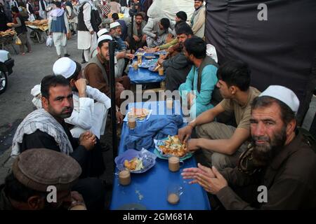 Kabul, Afghanistan. 15 settembre 2021. La gente ha la colazione a Kabul, capitale dell'Afghanistan, 15 settembre 2021. Credit: Saifurahman Safi/Xinhua/Alamy Live News Foto Stock