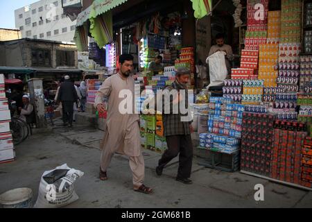 Kabul, Afghanistan. 15 settembre 2021. Gli afghani camminano in un mercato a Kabul, capitale dell'Afghanistan, 15 settembre 2021. Credit: Saifurahman Safi/Xinhua/Alamy Live News Foto Stock