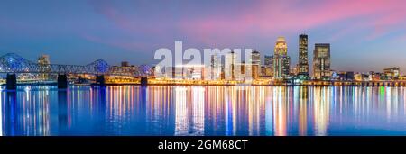 Vista dello Skyline Downtown Louisville nel Kentucky USA Foto Stock