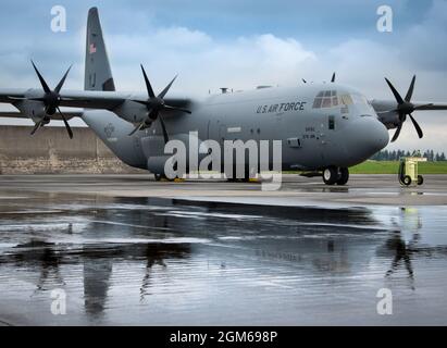 Un C-130J Super Hercules siede sulla linea del flightline alla base aerea di Yokota, Giappone, 8 settembre 2021. Il C-130J è l'ultima generazione del C-130 Hercules e incorpora tecnologia all'avanguardia, riducendo i requisiti di manodopera e i costi di esercizio. (STATI UNITI Air Force foto di Tech Sgt. Courtney Chapa) Foto Stock