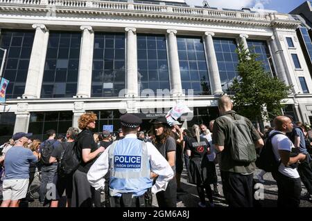 Londra, Regno Unito. 16 settembre 2021. I manifestanti si riuniscono al di fuori dei vecchi uffici della Sanità pubblica in Inghilterra durante la dimostrazione. I manifestanti hanno tenuto una marcia in tutta Londra contro i pregiudizi mediatici, il passaporto del vaccino, la perdita di libertà ai sensi del Coronavirus Act, la vaccinazione del Covid per i bambini e qualsiasi eventuale blocco futuro. Un gran numero di poliziotti sono stati dislocati al di fuori di numerosi edifici per impedire ai manifestanti di accedere. (Foto di Martin Pope/SOPA Images/Sipa USA) Credit: Sipa USA/Alamy Live News Foto Stock