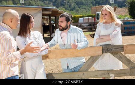 Litigio di quattro amici nel paese nel villaggio Foto Stock