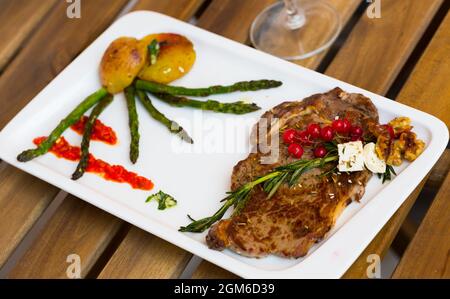 Immagine di vitello con verdure al forno Foto Stock