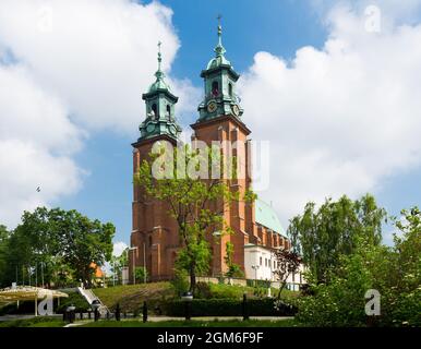 Cattedrale di Gniezno storico punto di riferimento nella giornata di sole in Polonia Foto Stock