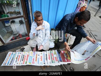 Un venditore di giornali a Pune, India. Foto Stock
