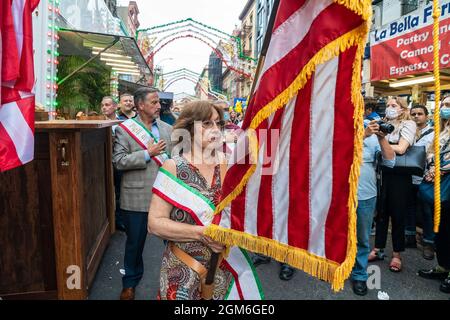 Atmosfera durante la Festa di San Gennaro 2021 in Little Italy. Si tratta di una festa annuale che si svolge nel quartiere di Little Italy per celebrare la vita di San Gennaro di Napoli, Vescovo di Benevento, Italia e martirizzato nel 305 d.C. L'evento è stato annullato nel 2020 a causa di una pandemia e tornò in pieno svolgimento quest'anno. La strada di Mulberry e l'area circostante erano piene di venditori ambulanti che offivano piatti tradizionali italiani e un afflusso di altre cucine come quella latina e cinese. Il primo giorno di festa Monsignor David Cassato ha eseguito la Benedizione degli stand e lì Foto Stock