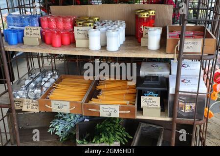 Candele e articoli in vendita presso il Village Café del cimitero di Rookwood (Rookwood Necropolis) a Sydney, Australia. Foto Stock