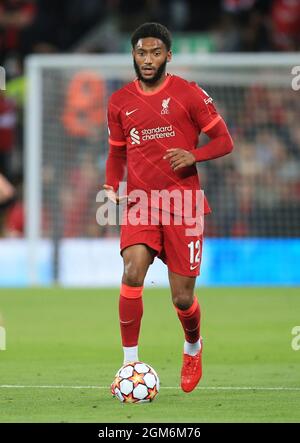 Anfield, Liverpool, Regno Unito. 15 settembre 2021. UEFA Champions League Football, Liverpool contro AC Milan; Joe Gomez di Liverpool corre con la palla Credit: Action Plus Sports/Alamy Live News Foto Stock