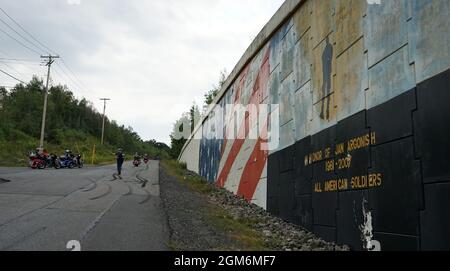 I motocicli offrono un'onda o un saluto al Sgt. Jan Argonish murale durante il 14 ° anno Sgt. Jan Argonish ride il 12 settembre 2021. L'evento riunisce amici, familiari e colleghi di servizio, per onorare l'eredità di Argonish, che è stato ucciso in Afghanistan nel 2007 mentre servendo con la Guardia Nazionale della Pennsylvania (U.S.A. Foto dell'esercito di Sgt. Prima classe Matthew Keeler). Foto Stock