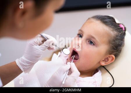 Bambini in visita Dentist. Controllo dentale della bocca e trattamento Foto Stock