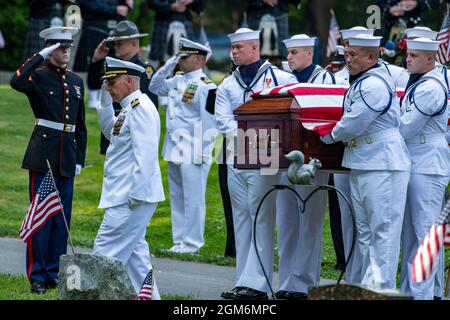 210913-N-AT101-0452 (dal 13, 2021) MILANO, Ohio — la Guardia Ceremoniale della Marina trasporta la cassa dell'Ospedale Corpsman di terza classe Maxton W. Soviak, un Berlin Heights, nativo dell'Ohio, ad un servizio di sepoltura 13 settembre 2021. Soviak, che è stato ucciso il 26 agosto durante un attacco alla porta dell'Abbazia dell'aeroporto internazionale Hamid Karzai di Kabul, in Afghanistan, mentre sosteneva l'operazione Allies Refuge, è stato premiato con il distintivo di guerra del corpo della forza marina del Purple Heart and Fleet per il suo coraggioso servizio mentre è stato dispiegato in Afghanistan con il 1° reggimento marino, 1° Divisione Marina. (STATI UNITI Foto Navy di Mass Communication S Foto Stock