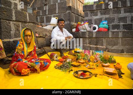 Coppia seduta fuori dal famoso e bellissimo tempio di Khandoba a Jejuri durante la festa di Somvati Amavasya Foto Stock