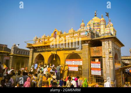 Il famoso e bellissimo tempio di Khandoba a Jejuri durante la festa di Somvati Amavasya Foto Stock