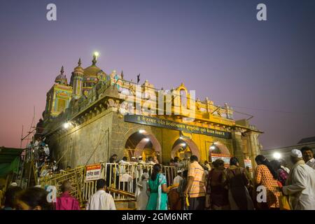 Il famoso e bellissimo tempio di Khandoba a Jejuri durante la notte di Somvati Amavasya Foto Stock