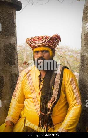 Un uomo che si trova fuori dal famoso e bellissimo tempio di Khandoba a Jejuri durante la festa di Somvati Amavasya Foto Stock